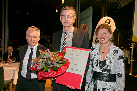 Dr. Axel Mündlein (Mitte), Prim. Dr. Claudia Francesconi (Past-Sekretär der ÖDG) und Univ.-Prof. Dr. Thomas C. Wascher (Past-Präsident der ÖDG)